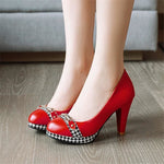 Femme avec chaussures pin-up rouge